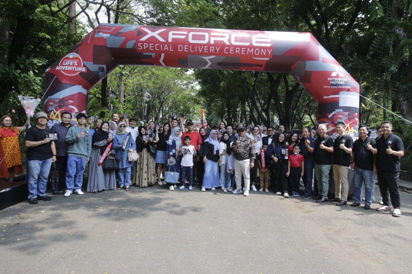 MMKSI BERSAMA PERWAKILAN DILER RESMI MITSUBISHI MOTORS GELAR SPECIAL DELIVERY CEREMONY UNTUK KONSUMEN BARU MITSUBISHI XFORCE