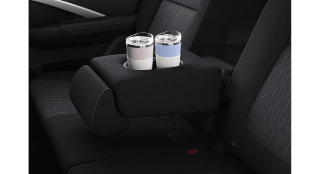 Arm Rest dengan Cup Holder di Baris Kedua