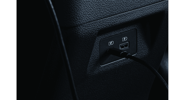 Charging Port USB pada Floor Console
