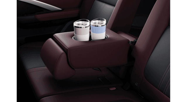 Arm Rest Baru di Baris Kedua dengan Cup Holder
