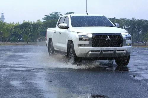 Tips Berkendara Saat Hujan Dan Menghadapi Genangan